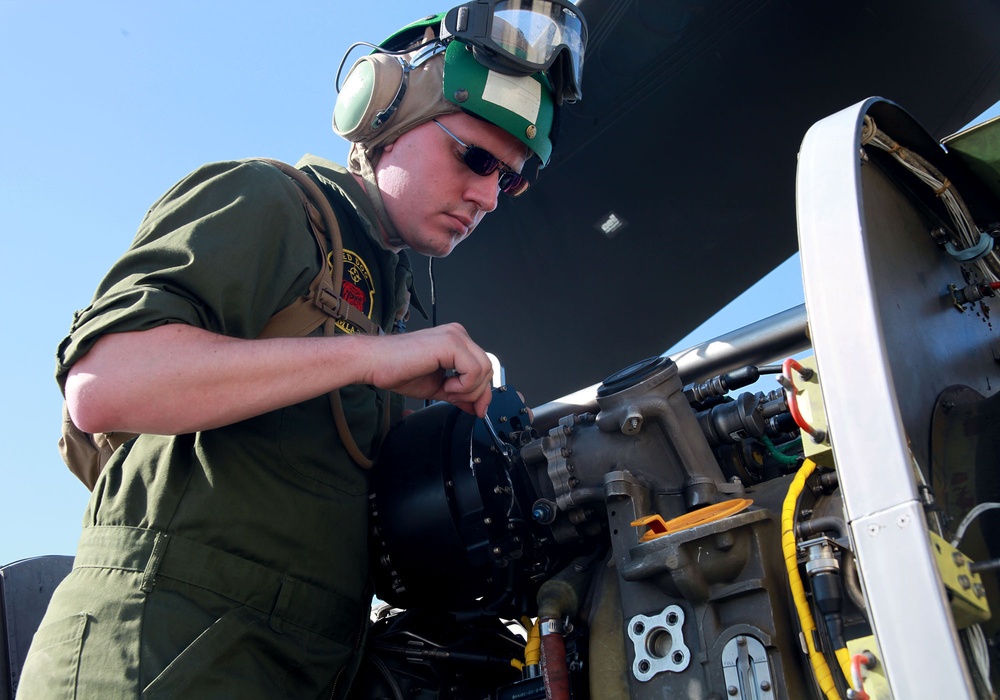 Marines Maintain Helicopters at ITX 6-14