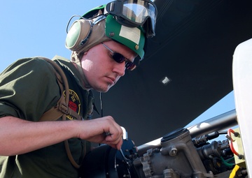 Marines Maintain Helicopters at ITX 6-14