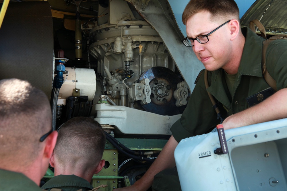 Marines Maintain Helicopters at ITX 6-14