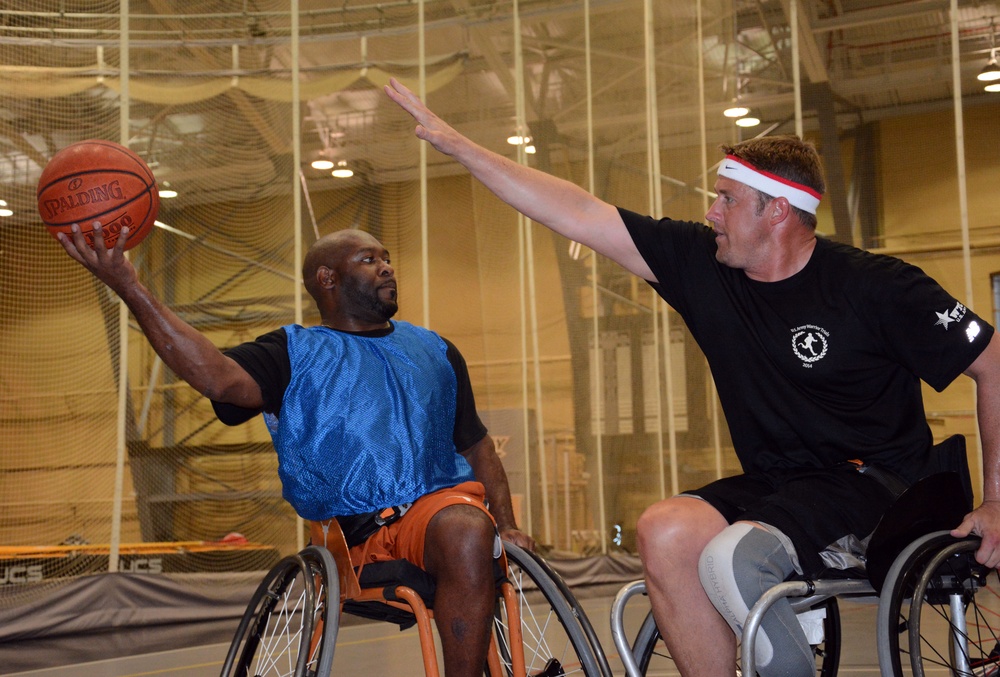 Master Sgt. Hendrix attempts a steal from Retired Sgt. 1st Class Armstead during training at the 2014 Warrior Trials