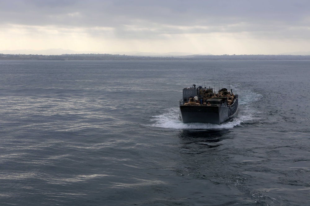 11th MEU Marines return from NEO training to USS Comstock