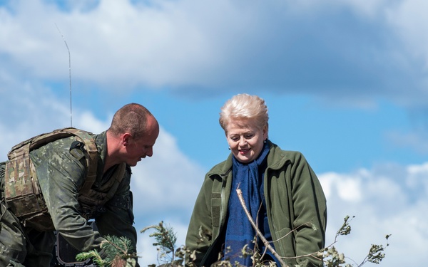 Lithuanian president visits Soldiers during Saber Strike 2014