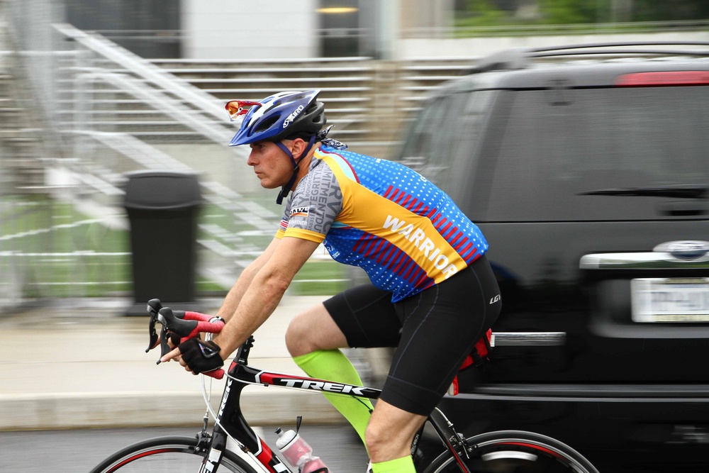 Master Sgt. Galloway competes in cycling at the 2014 Army Warrior Trials