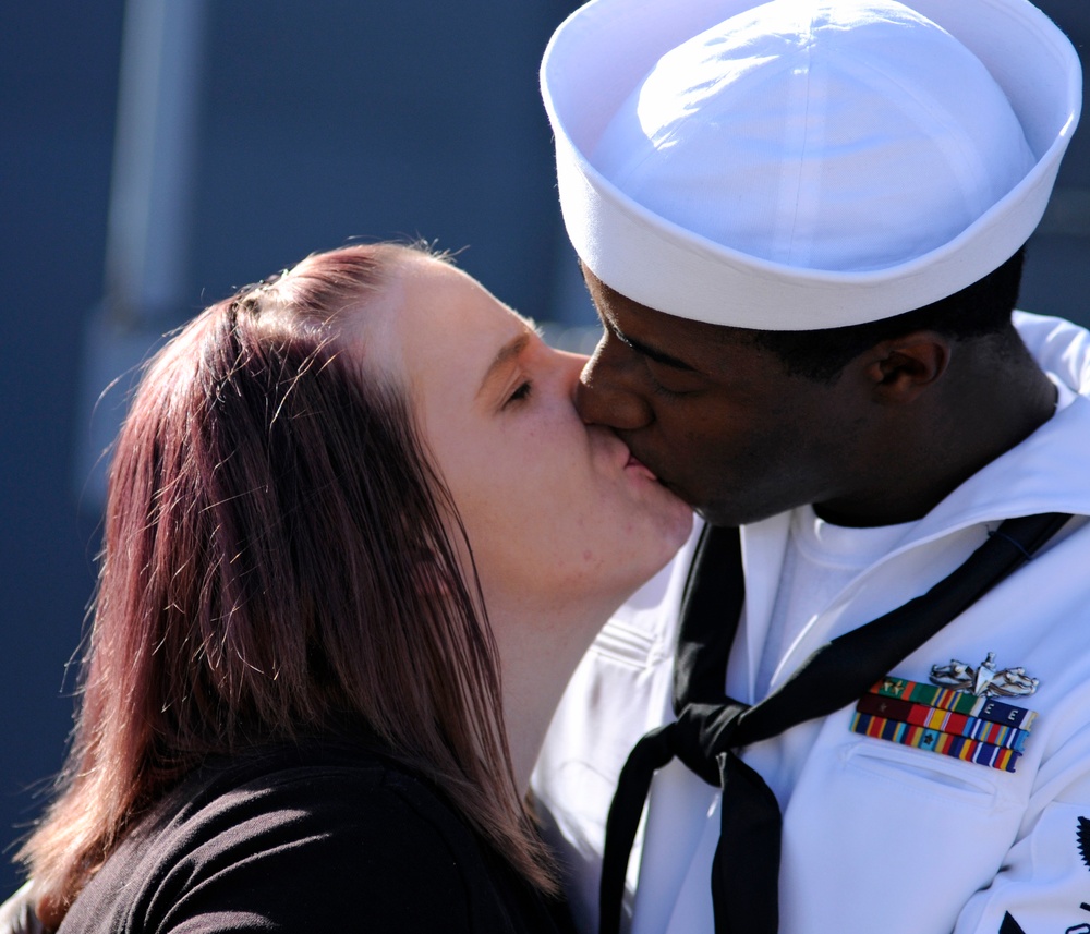 USS Peleliu Sailors man the rails