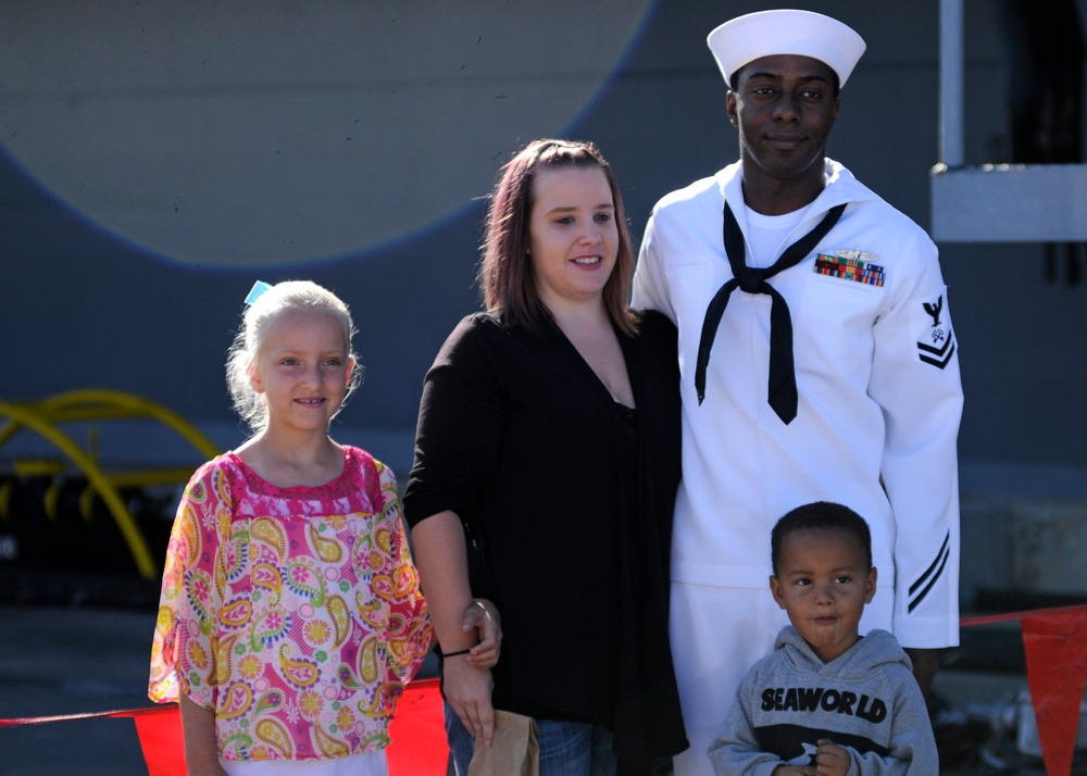 USS Peleliu Sailors man the rails