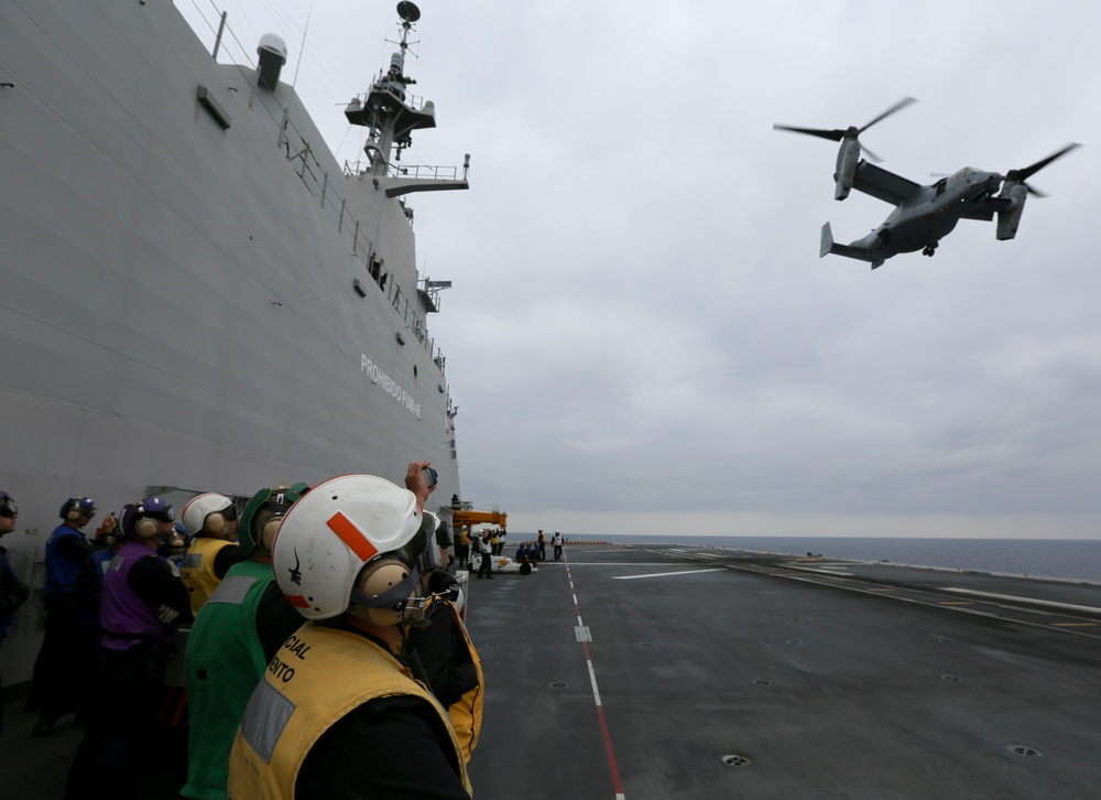 US Marines land Osprey aboard Spanish ship