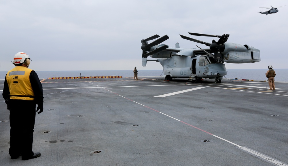 US Marines land Osprey aboard Spanish ship