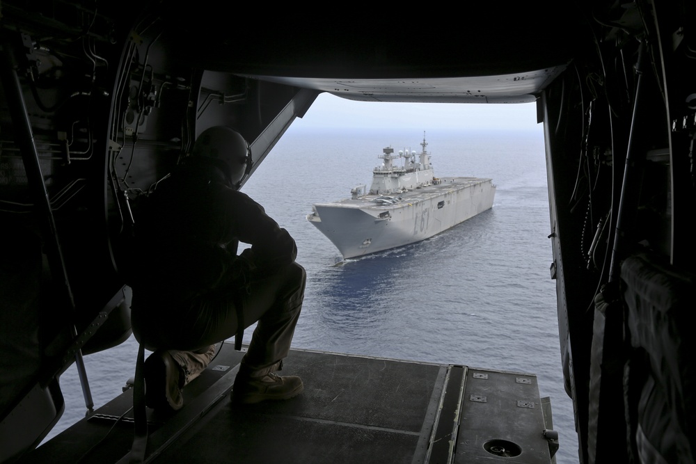 US Marines land Osprey aboard Spanish ship