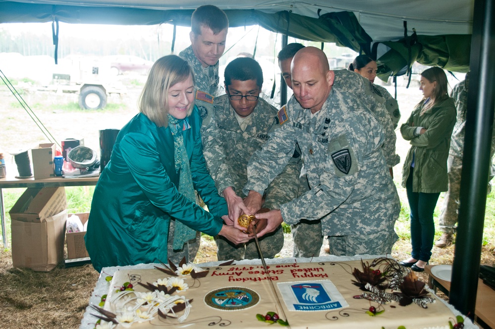 Paratroopers celebrate Army birthday in Estonia