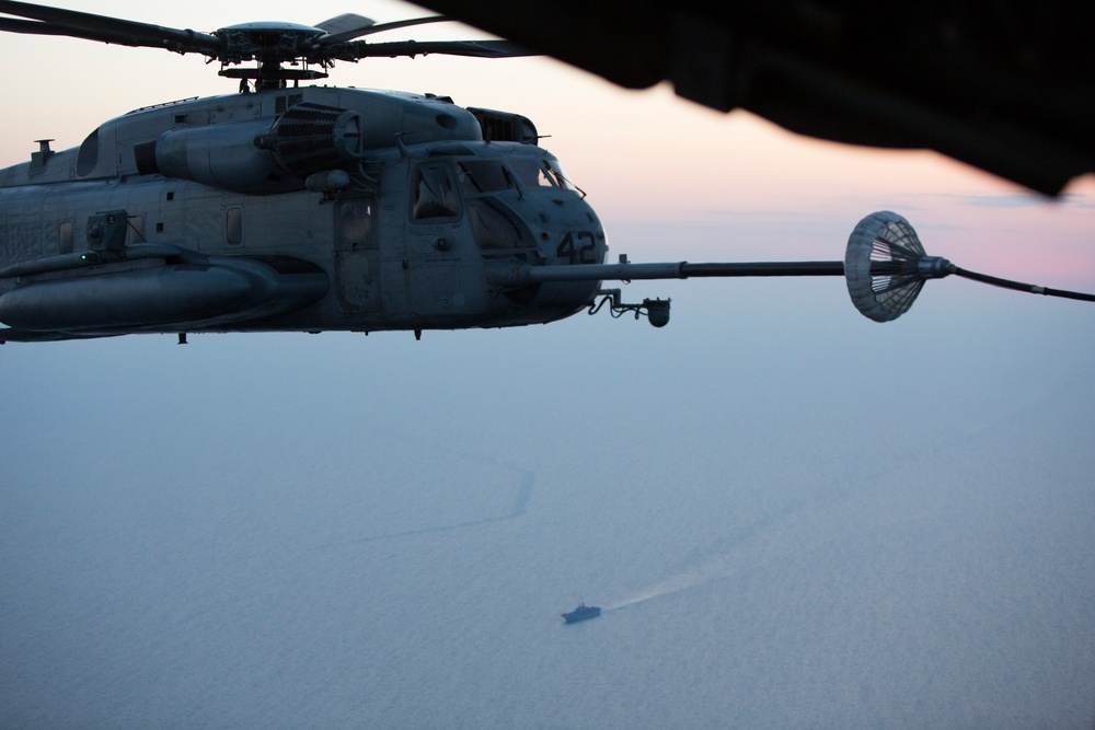 SP-MAGTF Crisis Response Refuels 22nd Marine Expeditionary Unit’s CH-53Es over the Mediterranean Sea.