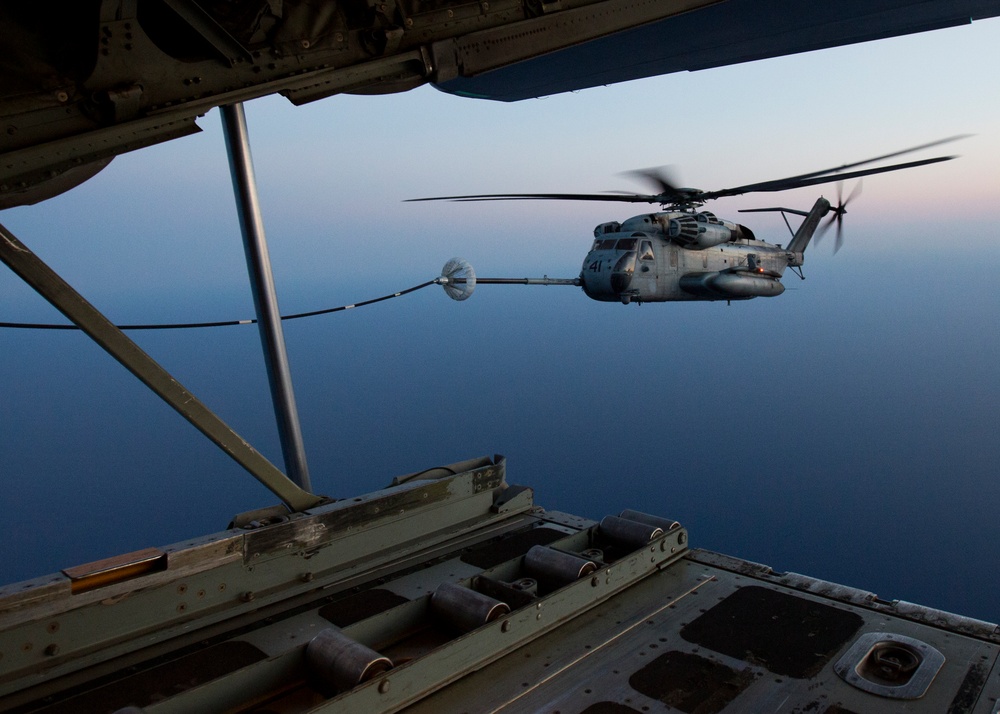 SP-MAGTF Crisis Response Refuels 22nd Marine Expeditionary Unit’s CH-53Es over the Mediterranean Sea