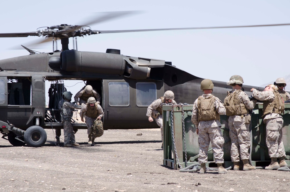 Army National Guard Aviators Train With Marine Reservists