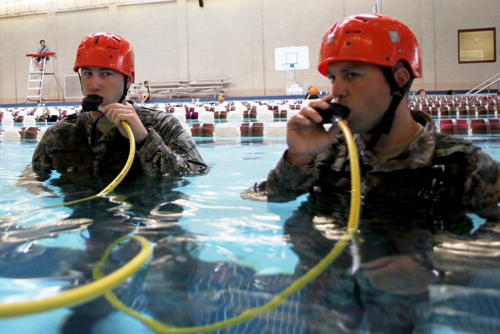 Soldiers improve underwater survival skills