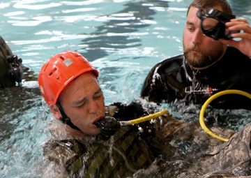 Soldiers improve underwater survival skills