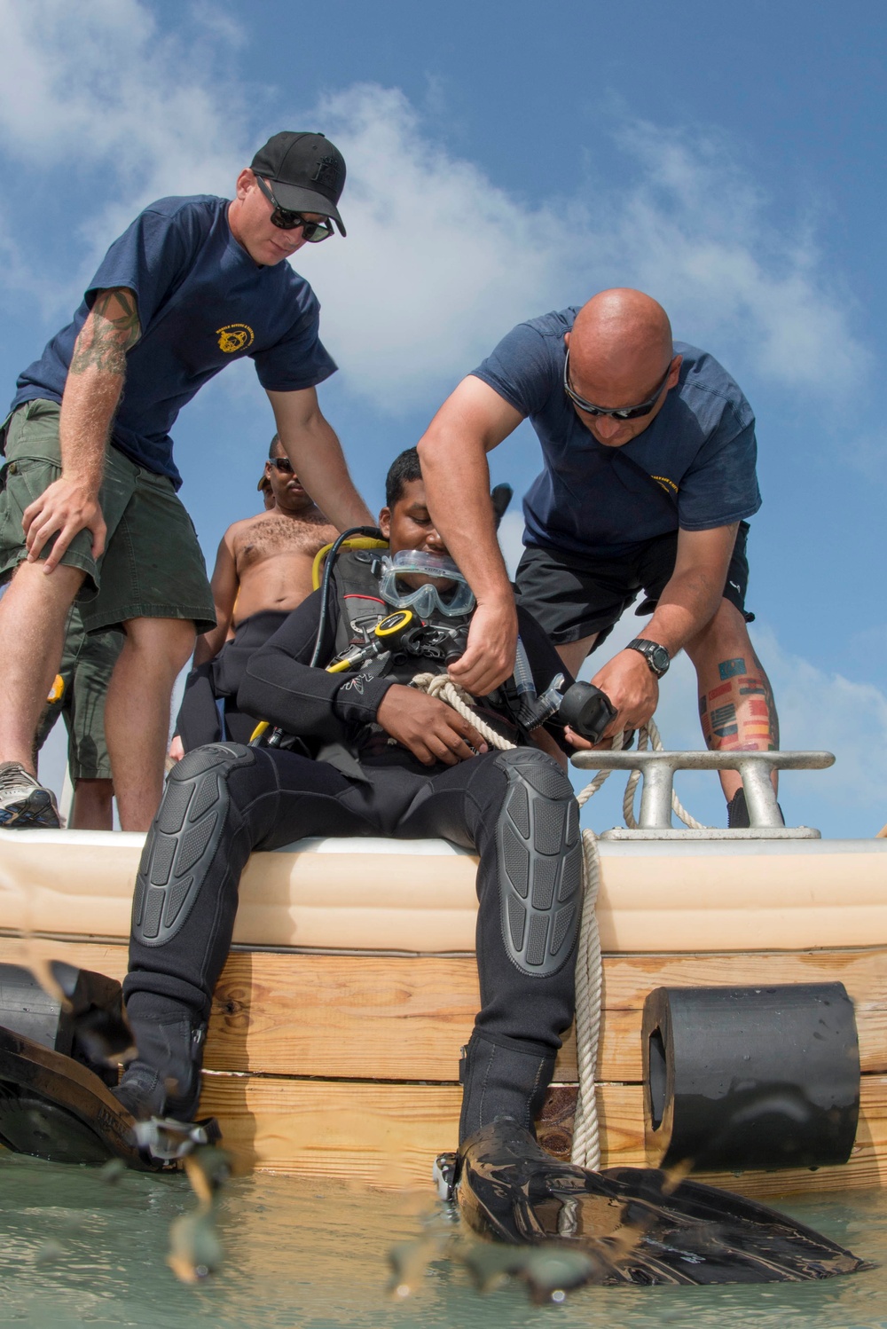 US Navy divers and Belizean Coast Guard divers work together during Southern Partnership Station '14