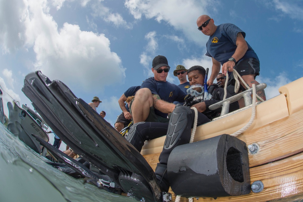 US Navy divers and Belizean Coast Guard divers work together during Southern Partnership Station '14