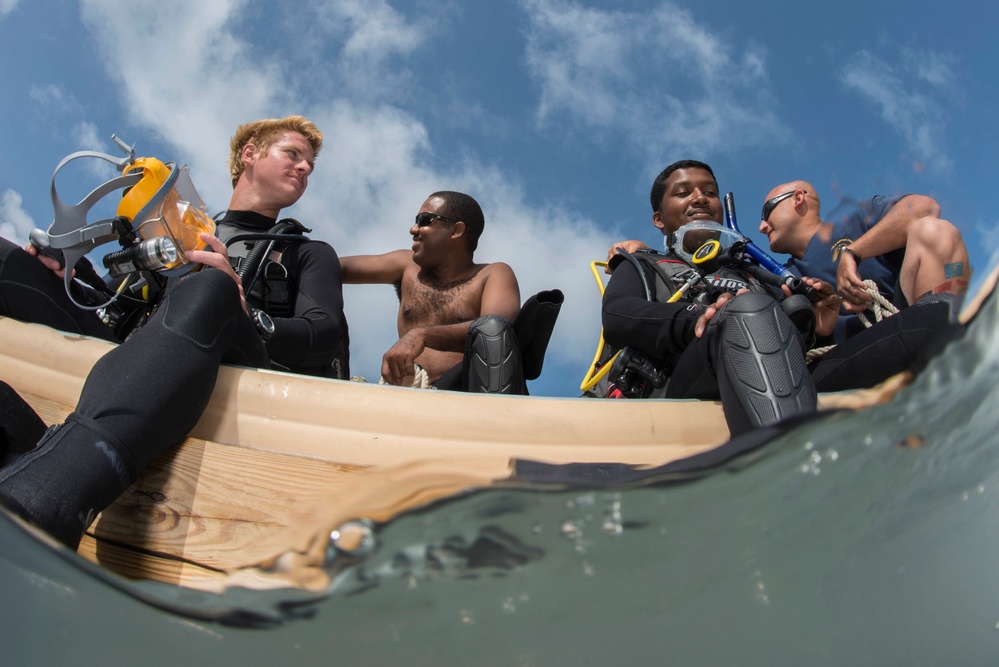 US Navy divers and Belizean Coast Guard divers work together during Southern Partnership Station '14