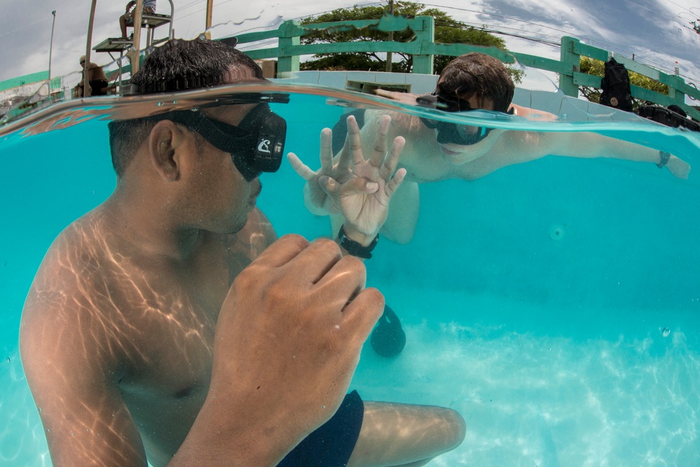 US Navy EOD works with Belizean SEALs as part of Southern Partnership Station