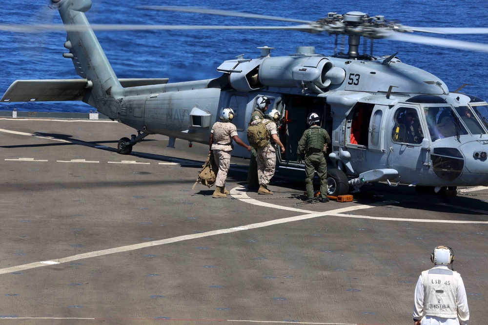 Sea Hawk transports 11th MEU Marines to USS Comstock