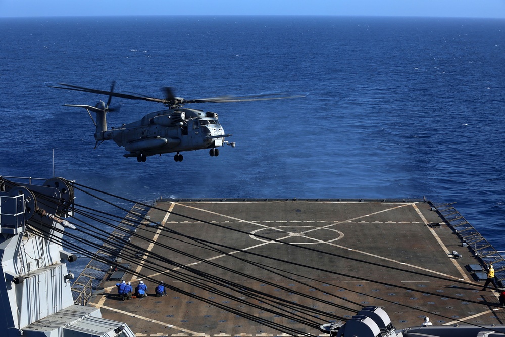 Super Stallion transports 11th MEU Marines to USS Comstock