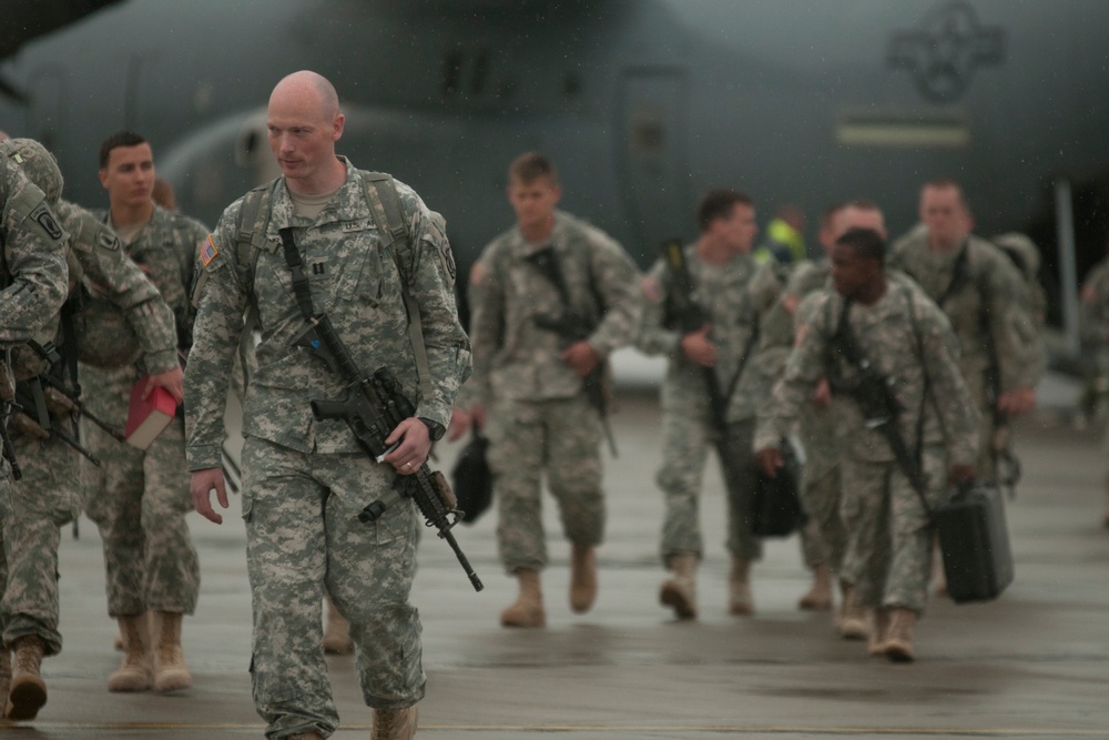 Paratroopers welcomed to Estonia for NATO training