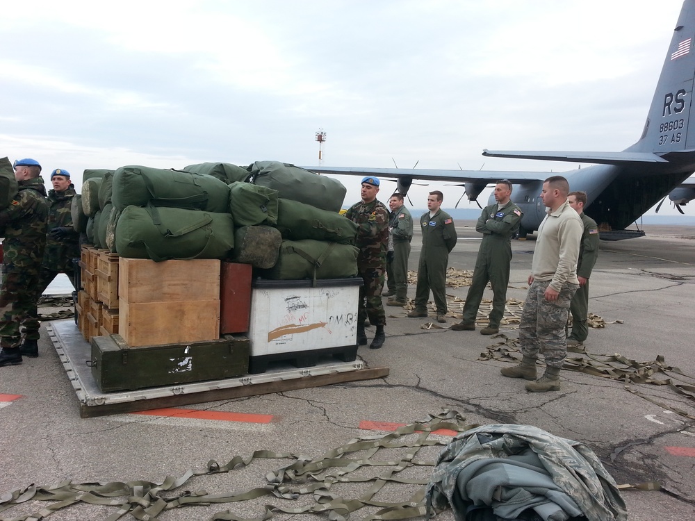 624th Soldiers work with Moldovan troops