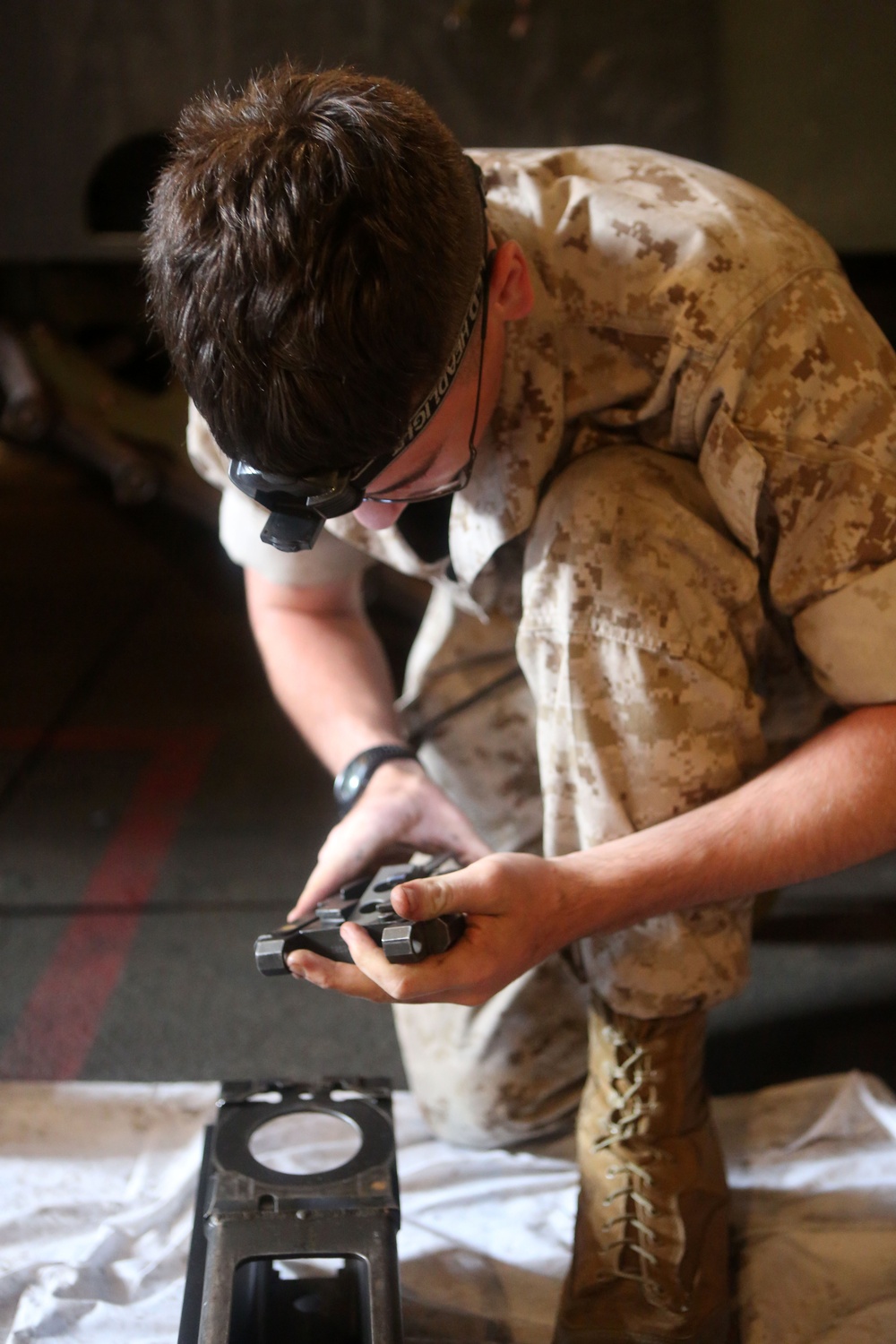 11th MEU Marines maintain weapons aboard USS Comstock