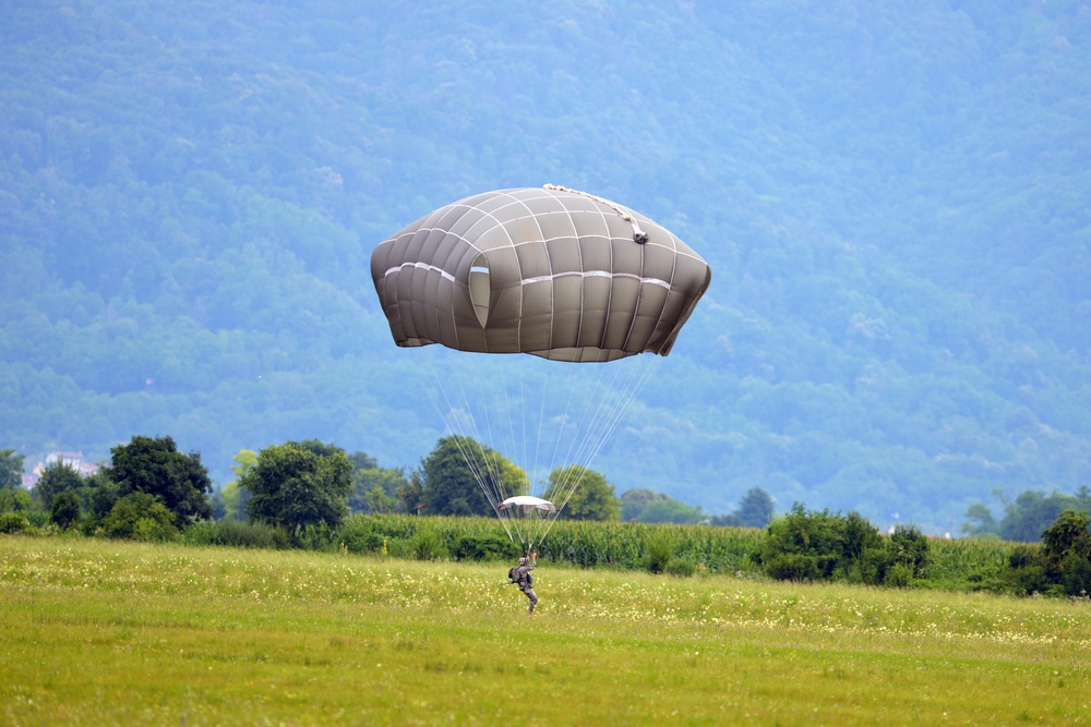 173rd Airborne Brigade jump training on Juliet Drop Zone, Pordenone, Italy