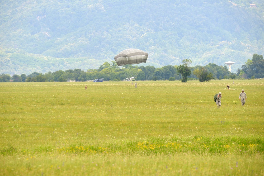 173rd Airborne Brigade lands after a jump June 19, 2014 from a 12th Combat Aviation Brigade CH-47 Chinook helicopter at Juliet Drop Zone in Pordenone, Italy