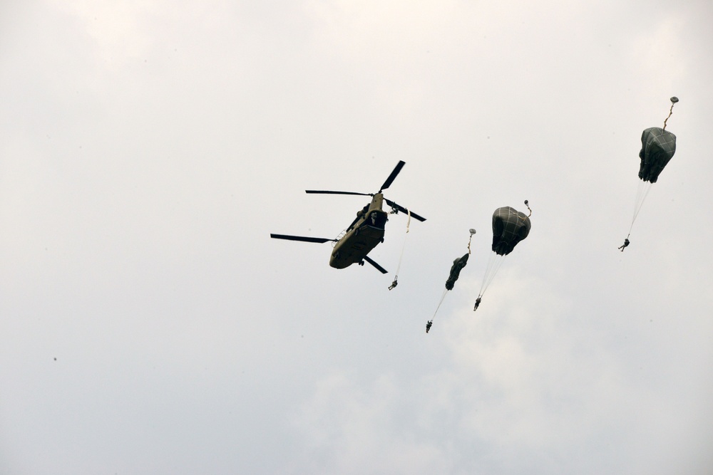 173rd Airborne Brigade lands after a jump June 19, 2014 from a 12th Combat Aviation Brigade CH-47 Chinook helicopter at Juliet Drop Zone in Pordenone, Italy