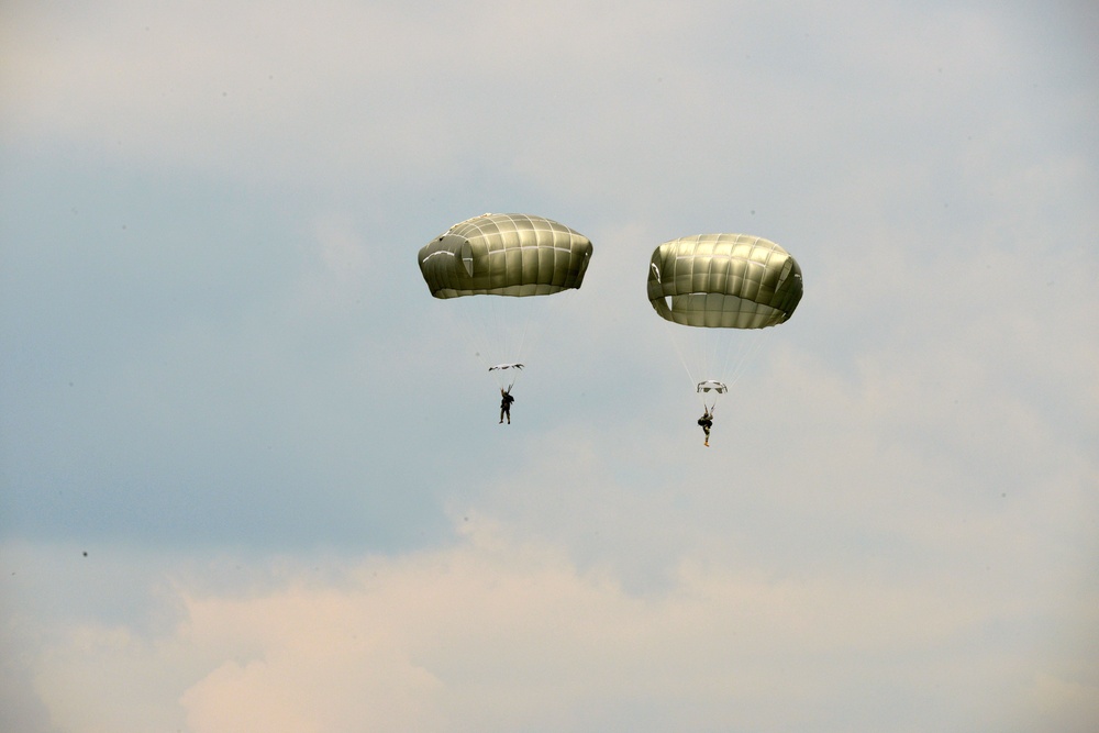 173rd Airborne Brigade lands after a jump June 19, 2014 from a 12th Combat Aviation Brigade CH-47 Chinook helicopter at Juliet Drop Zone in Pordenone, Italy