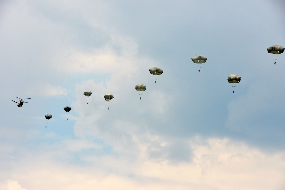 173rd Airborne Brigade lands after a jump June 19, 2014 from a 12th Combat Aviation Brigade CH-47 Chinook helicopter at Juliet Drop Zone in Pordenone, Italy