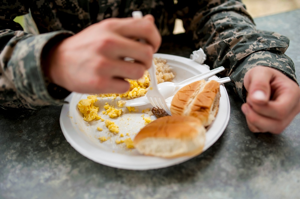 Soldiers tackle warrior tasks during 2014 Army Reserve Best Warrior Competition