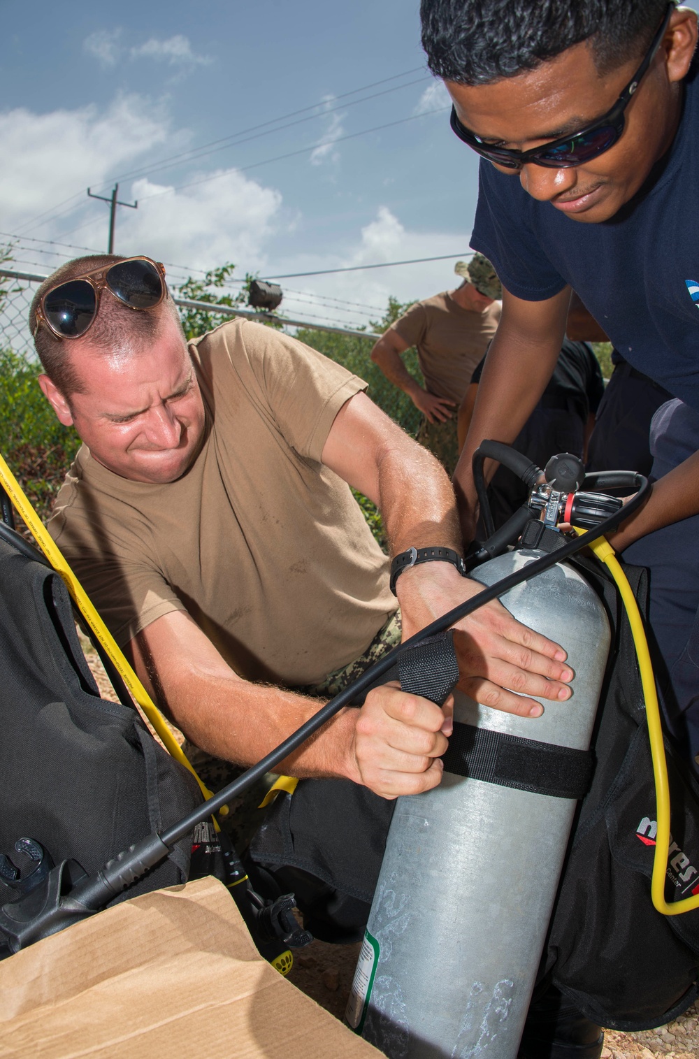 US Navy divers and Belizean Coast Guard divers work together during Southern Partnership Station '14.