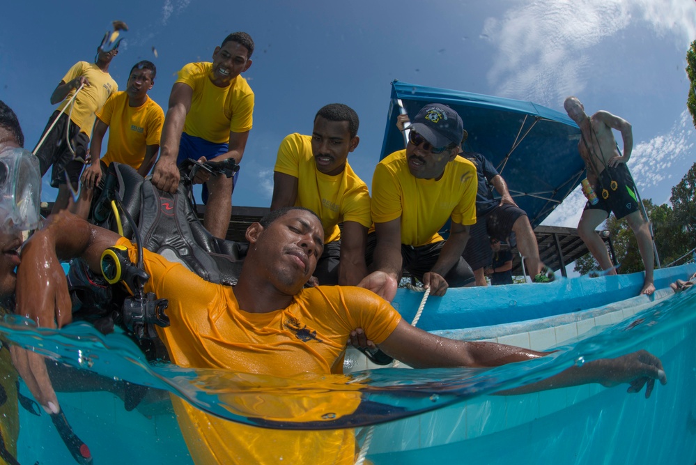 US Navy divers and Belizean Coast Guard divers practice SCUBA emergency procedures in a pool