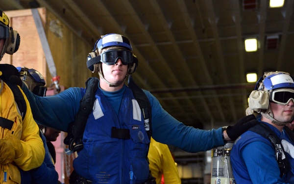 USS Peleliu participate in crash and salvage training