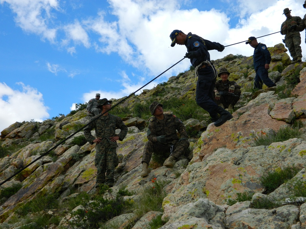 Mongolian Armed Forces members learn hasty rappelling techniques from US Marine instructors