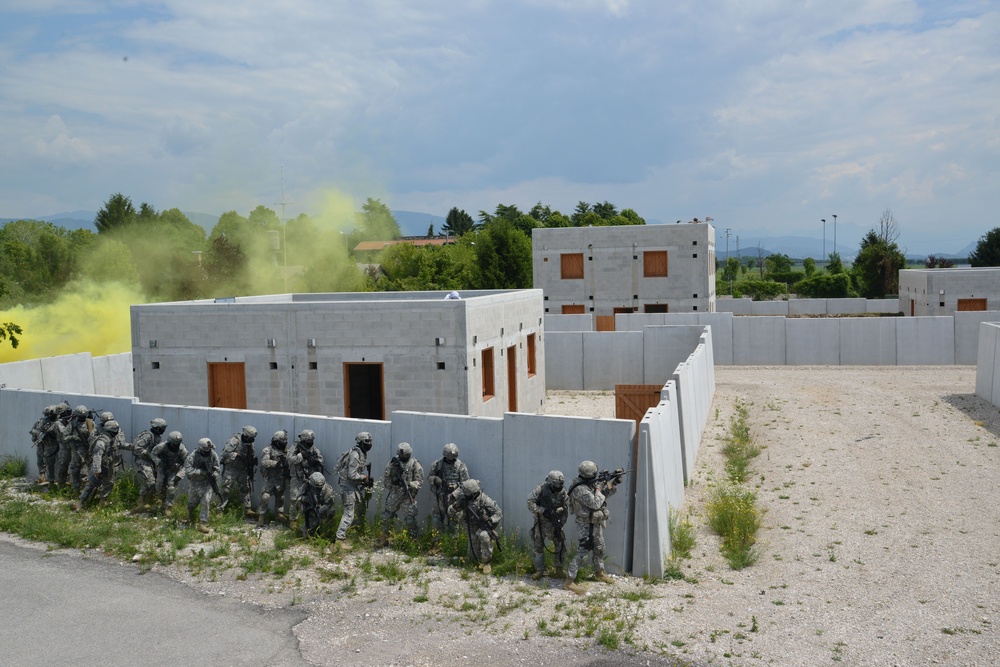 173rd Airborne Brigade prepare to enter and assault a building