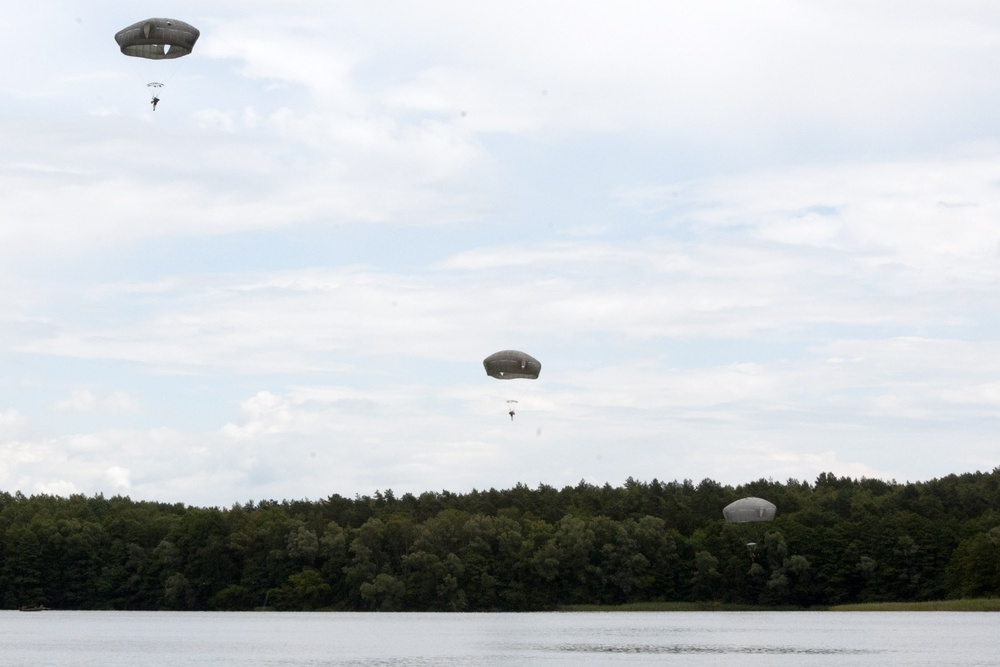 Paratroopers conduct water entry training