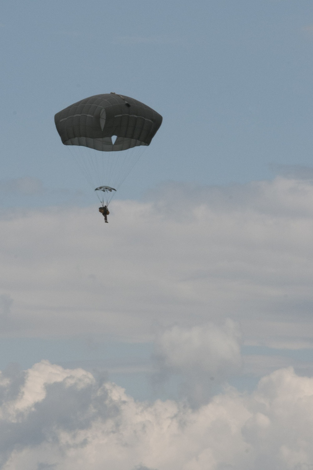 Paratroopers conduct water entry training