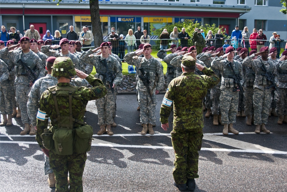 US paratroopers march in Estonian Victory Day parade