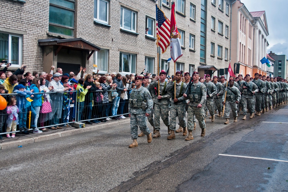 US paratroopers march in Estonian Victory Day parade