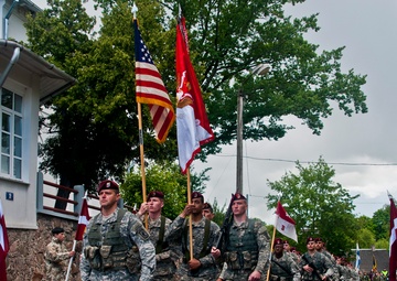 US paratroopers march in Estonian Victory Day parade