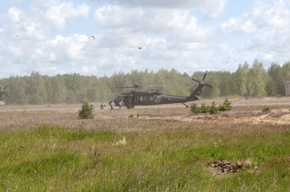 Paratroopers with the 173rd Airborne Brigade participate in distinguished visitor day during Saber Strike 2014