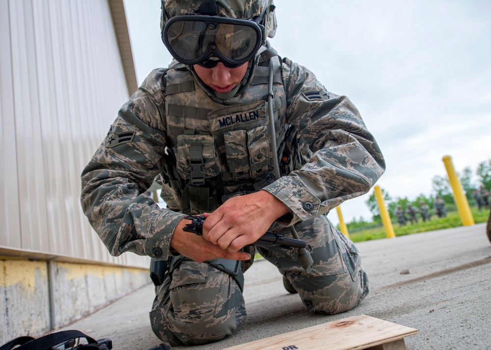 Shoot, move and communicate