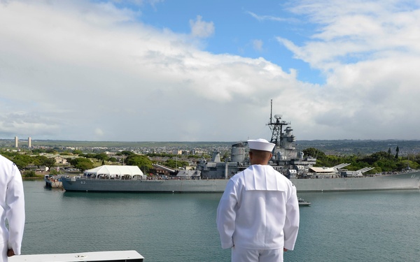 USS Peleliu pulls into Pearl Harbor