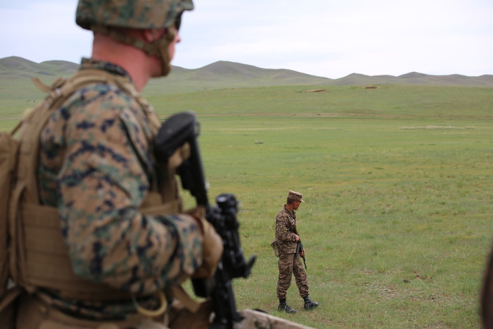 Mongolian Armed Forces members, U.S. Marines train side-by-side
