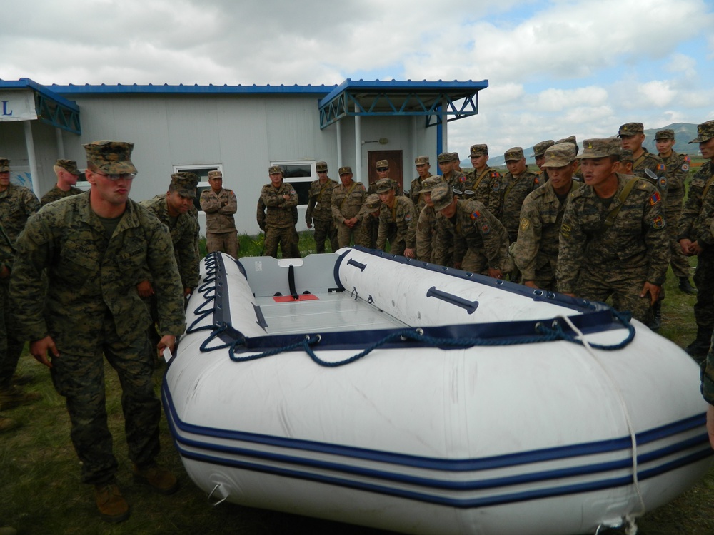Mongolian, US service members practice riverine operations
