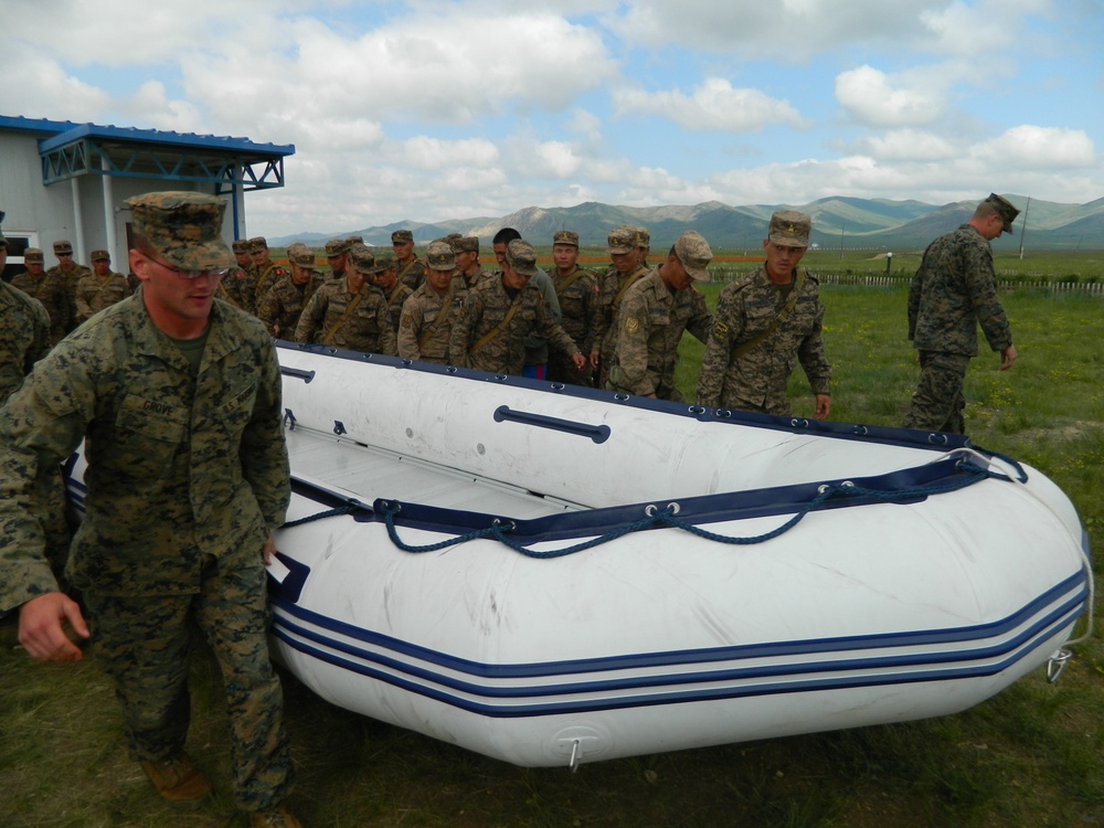 Mongolian, US service members practice riverine operations