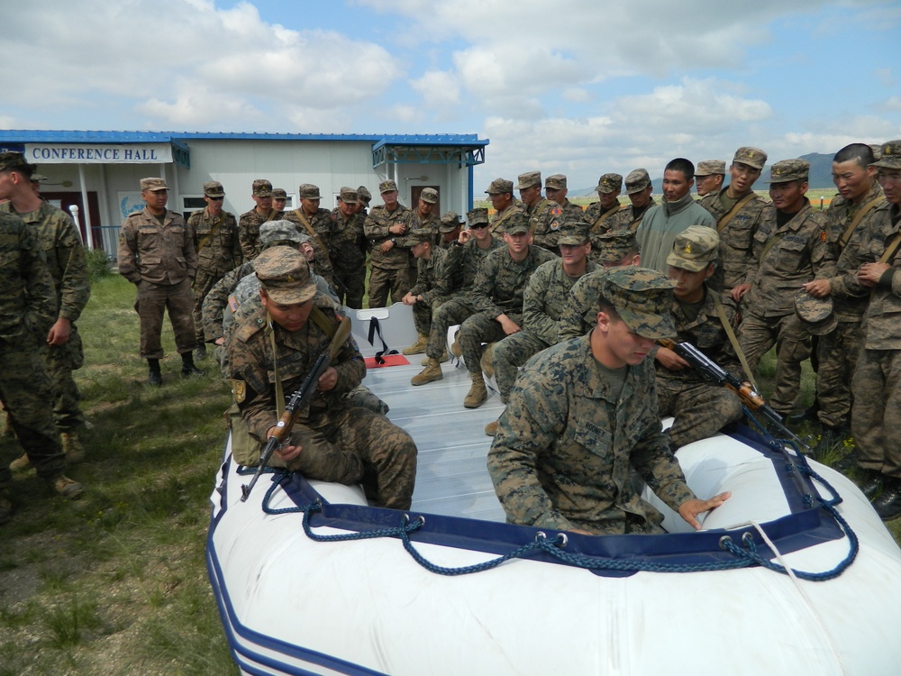 Mongolian, US service members practice riverine operations